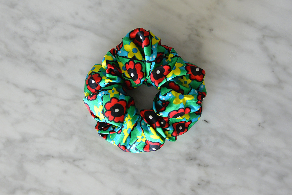 DOLLY DAGGER Silk Scrunchie